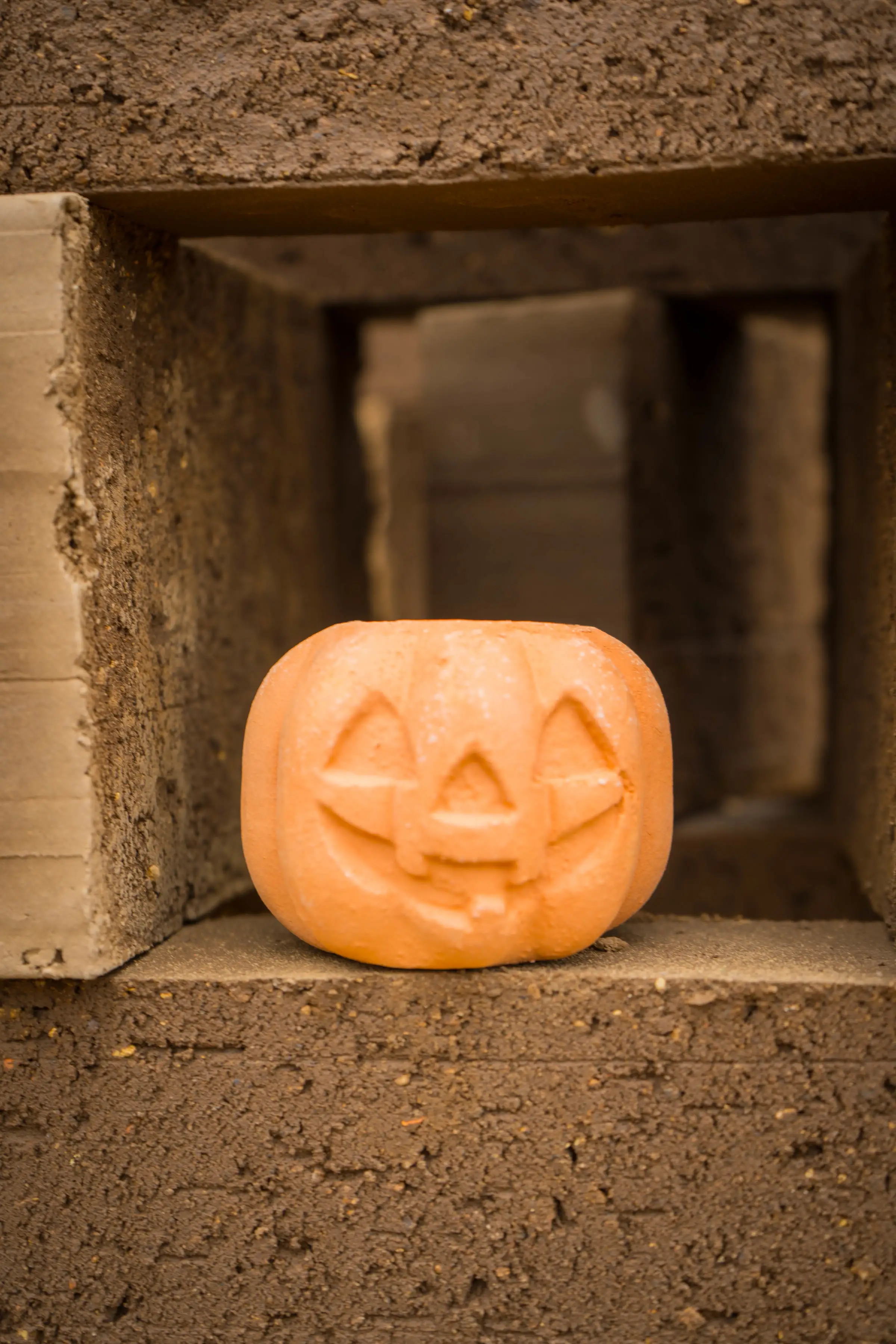 Calabaza de barro cocido dentro de un nicho de ladrillo