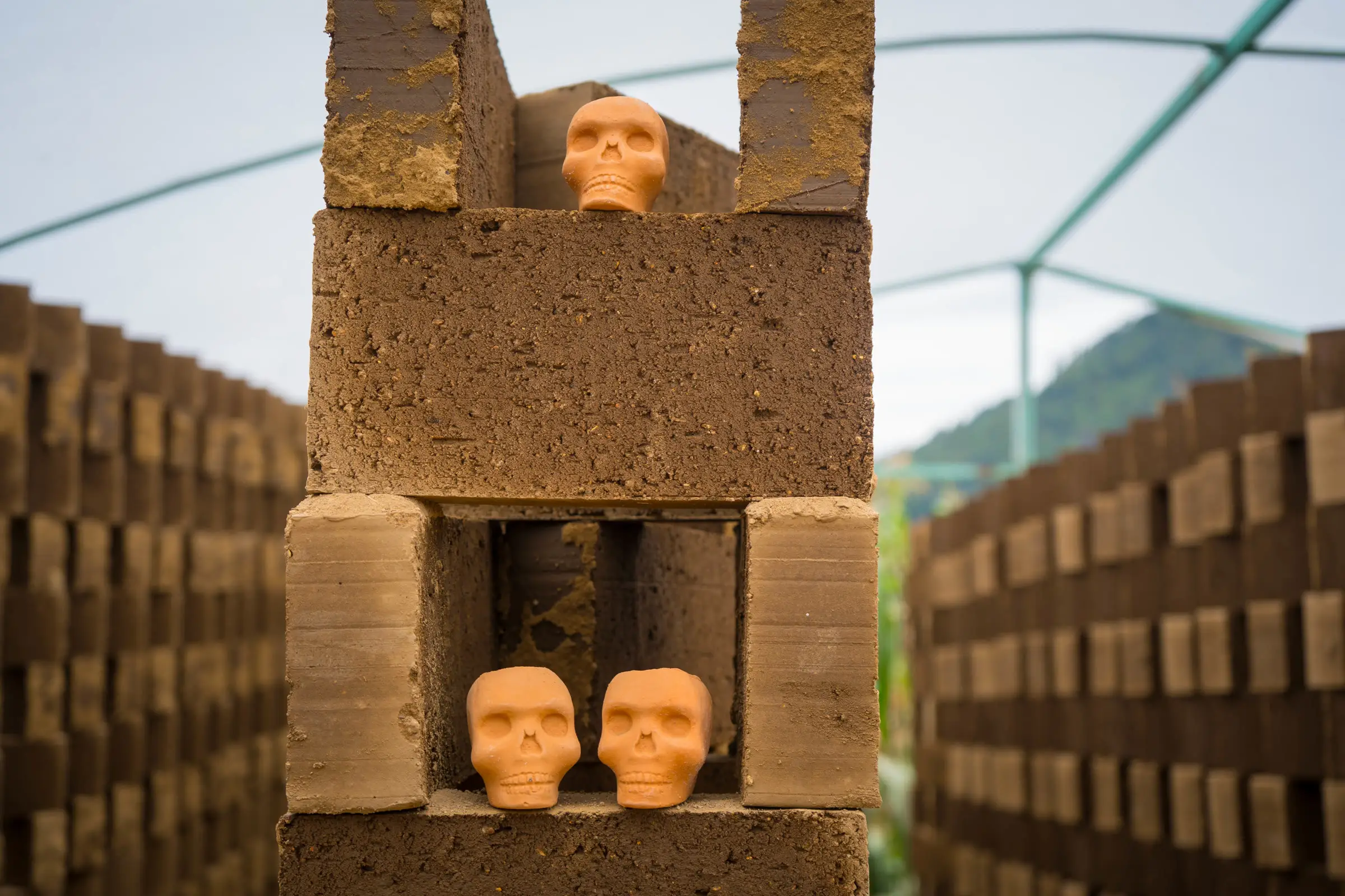 Columna de ladrillos con piezas de barro entre las hiladas