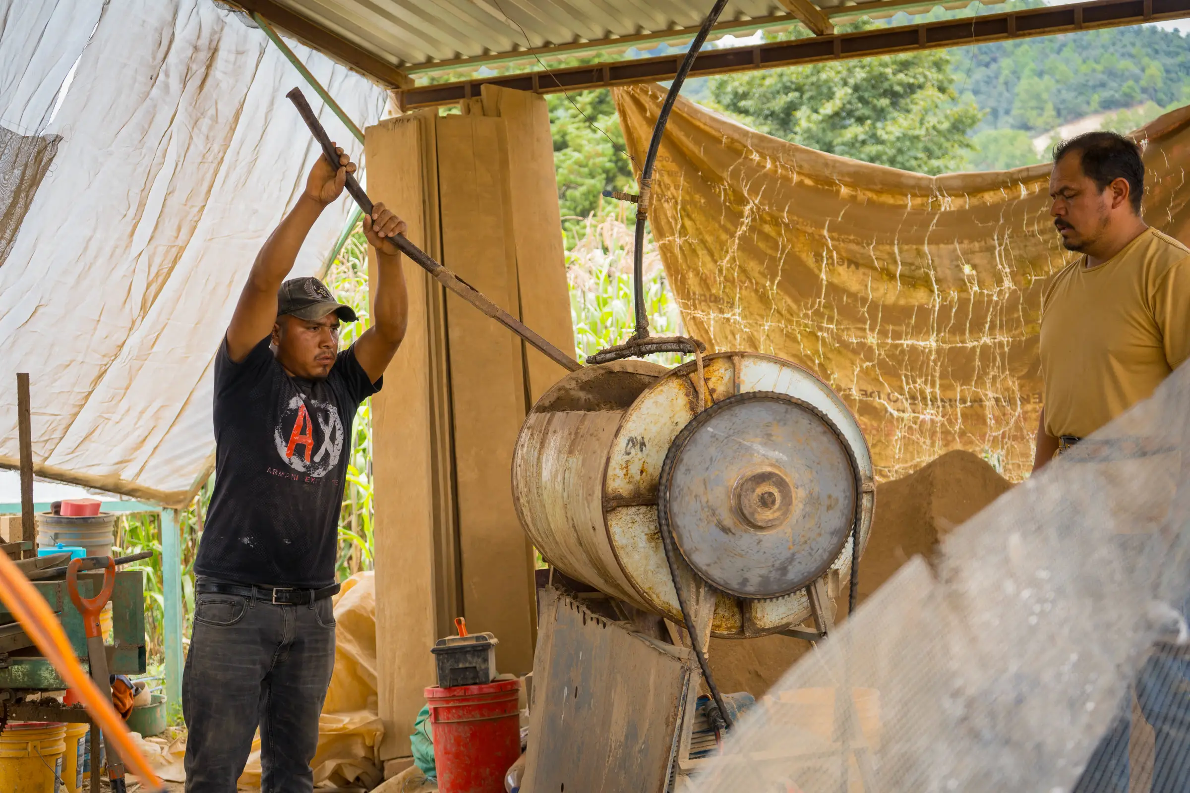 Trabajador amasando barro en el taller